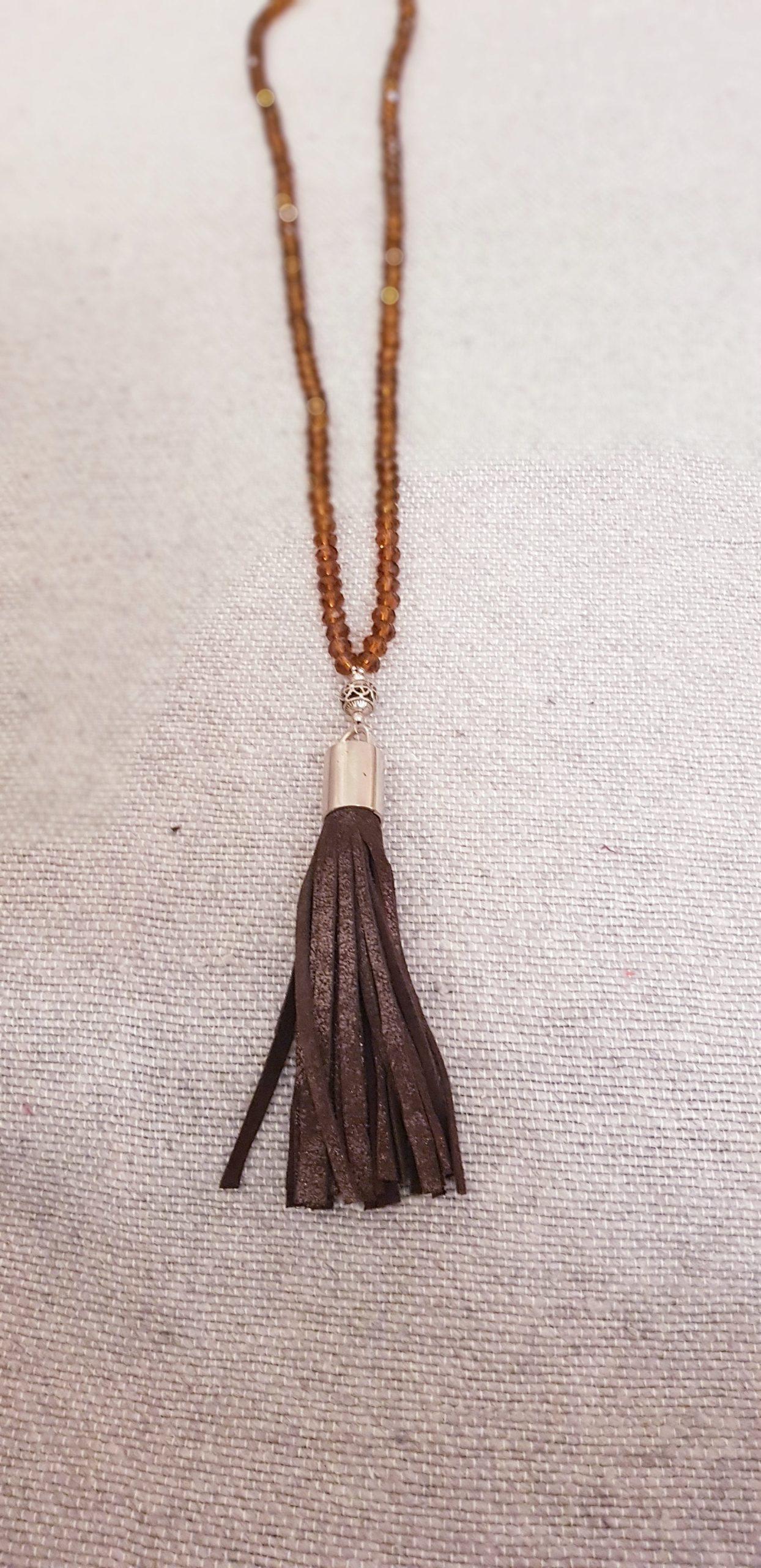 Sautoir Aïnara – Perles de verre marron & pompon cuir