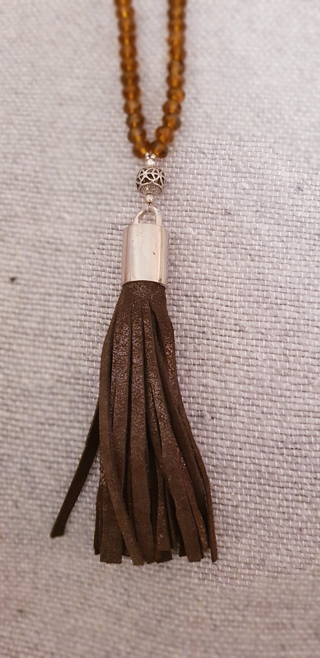 Sautoir Aïnara – Perles de verre marron & pompon cuir – Image 2