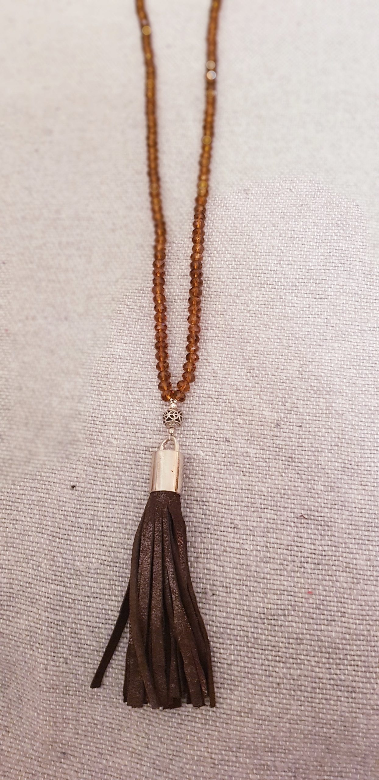 Sautoir Aïnara – Perles de verre marron & pompon cuir – Image 3