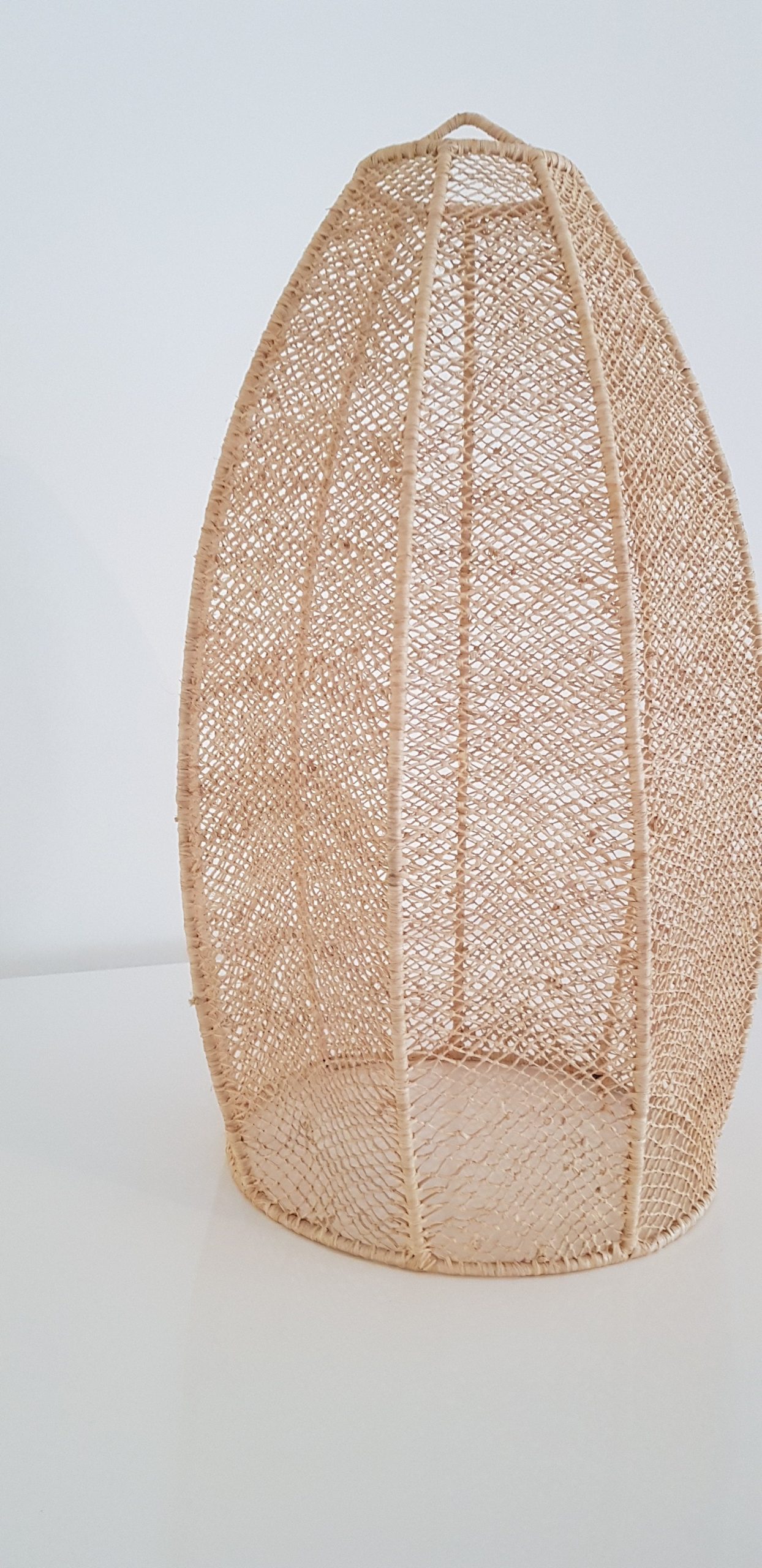 Suspension en raphia obus Ibeldi Souk luminaire artisanal marocain tressé à la main