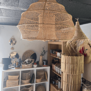 Suspension Dalia en fibre naturelle tressée Ibeldi Souk luminaire artisanal marocain