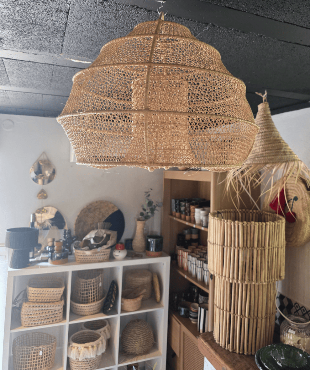 Suspension Dalia en fibre naturelle tressée Ibeldi Souk luminaire artisanal marocain