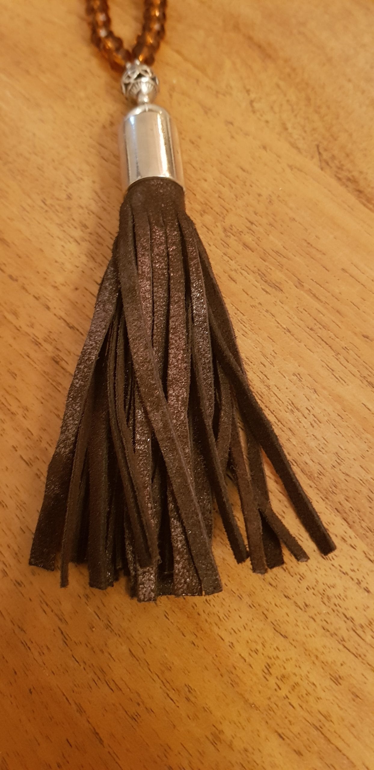 Sautoir Aïnara – Perles de verre marron clair & pompon cuir – Image 4