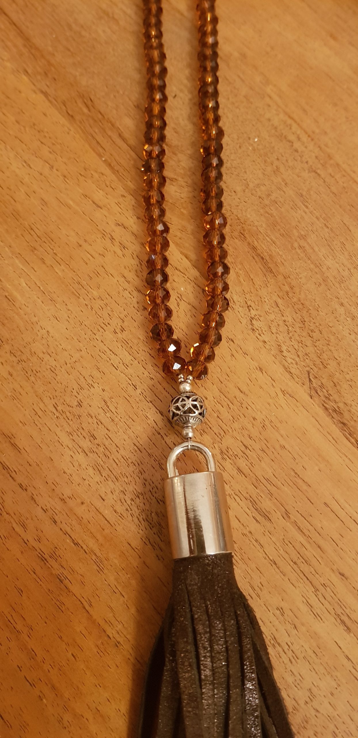 Sautoir Aïnara – Perles de verre marron clair & pompon cuir – Image 5