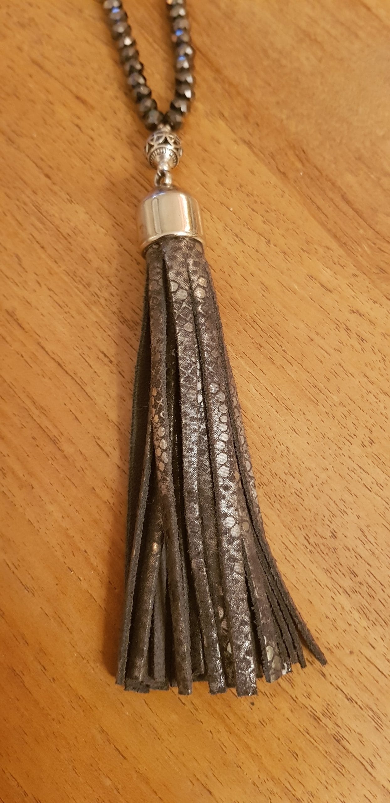 Sautoir Aïnara – Perles de verre gris foncé brillant & pompon cuir – Image 4