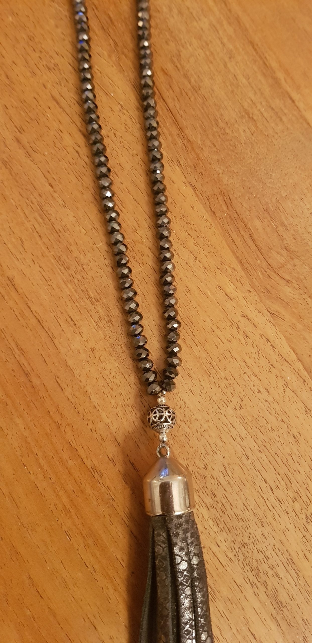 Sautoir Aïnara – Perles de verre gris foncé brillant & pompon cuir – Image 5