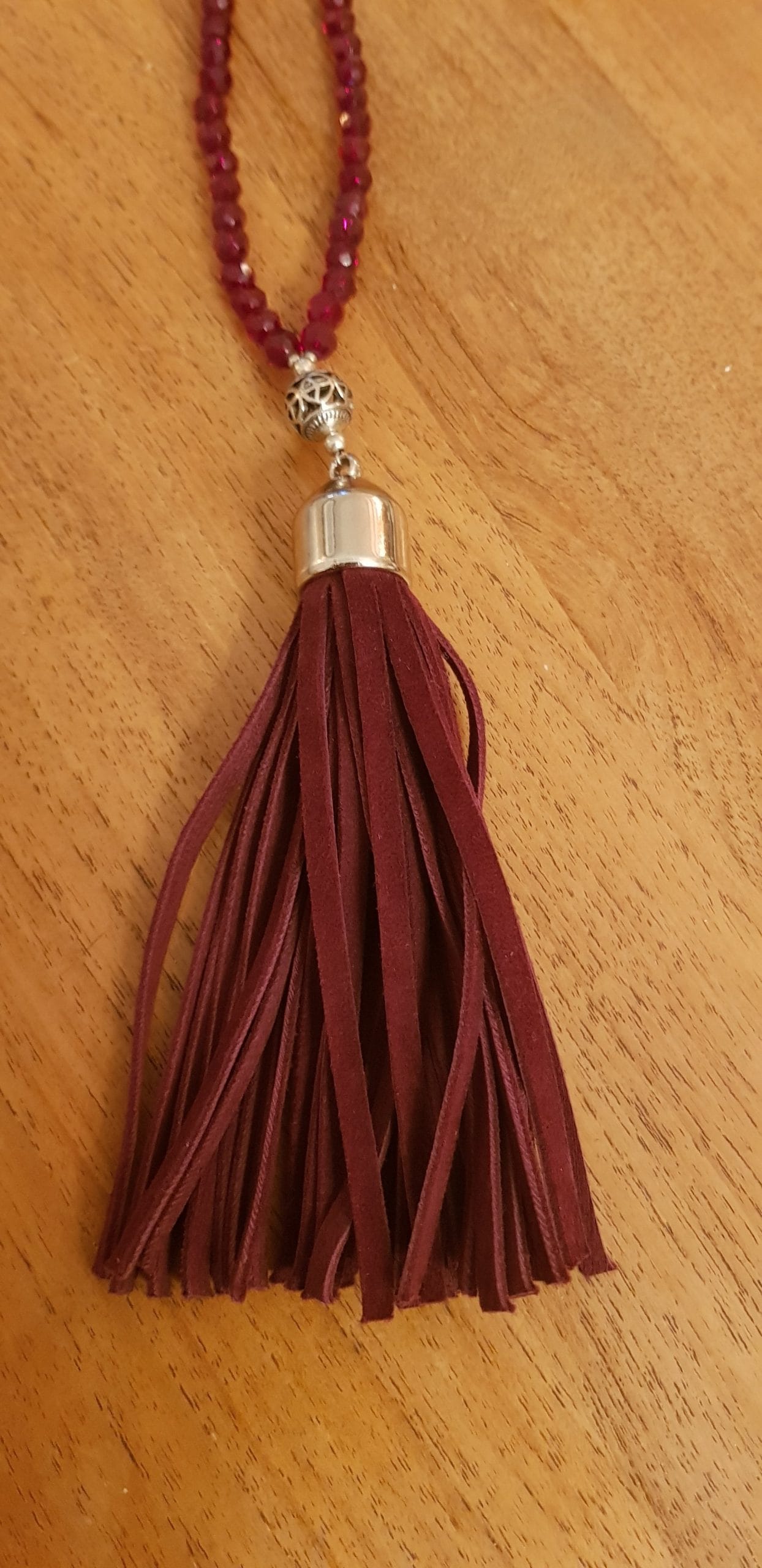 Sautoir Aïnara – Perles de verre bordeaux brillant & pompon cuir – Image 3