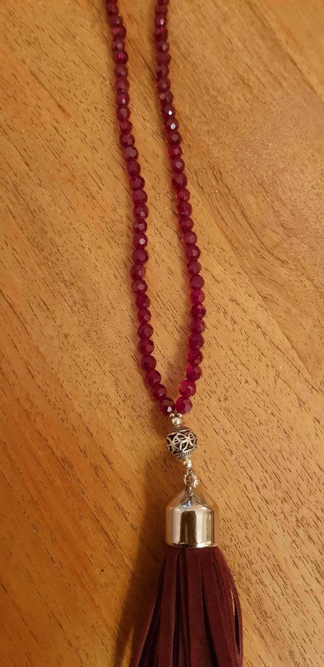 Sautoir Aïnara – Perles de verre bordeaux brillant & pompon cuir – Image 4