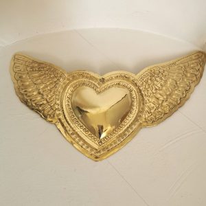 cœur ailé en laiton artisanal marocain Ibeldi Souk décoration murale dorée