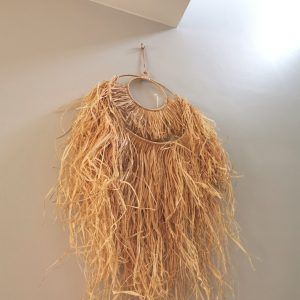 collier mural en raphia naturel Ibeldi Souk décoration artisanale bohème