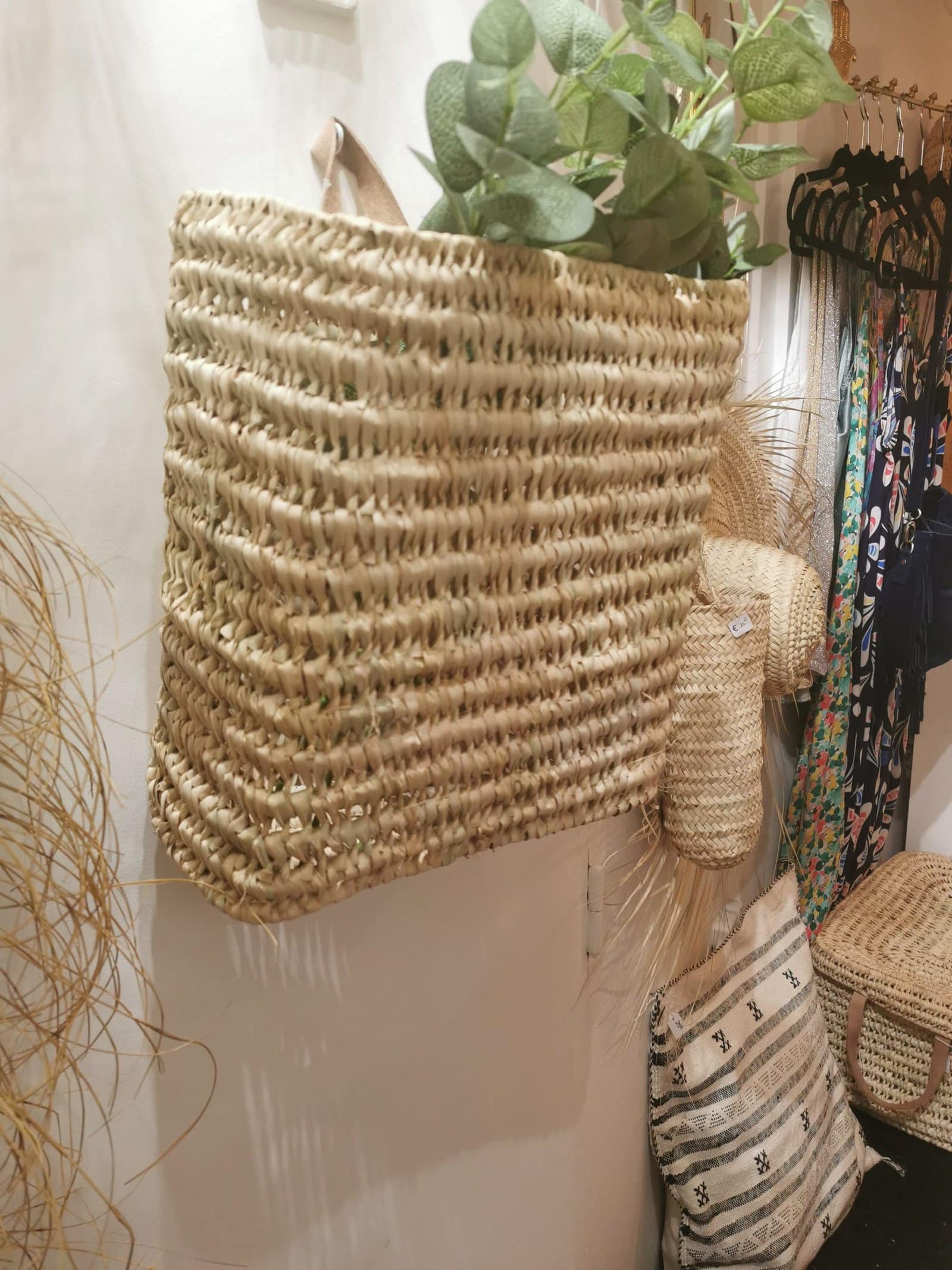 panier suspendu en paille et cuir artisanal marocain Ibeldi Souk