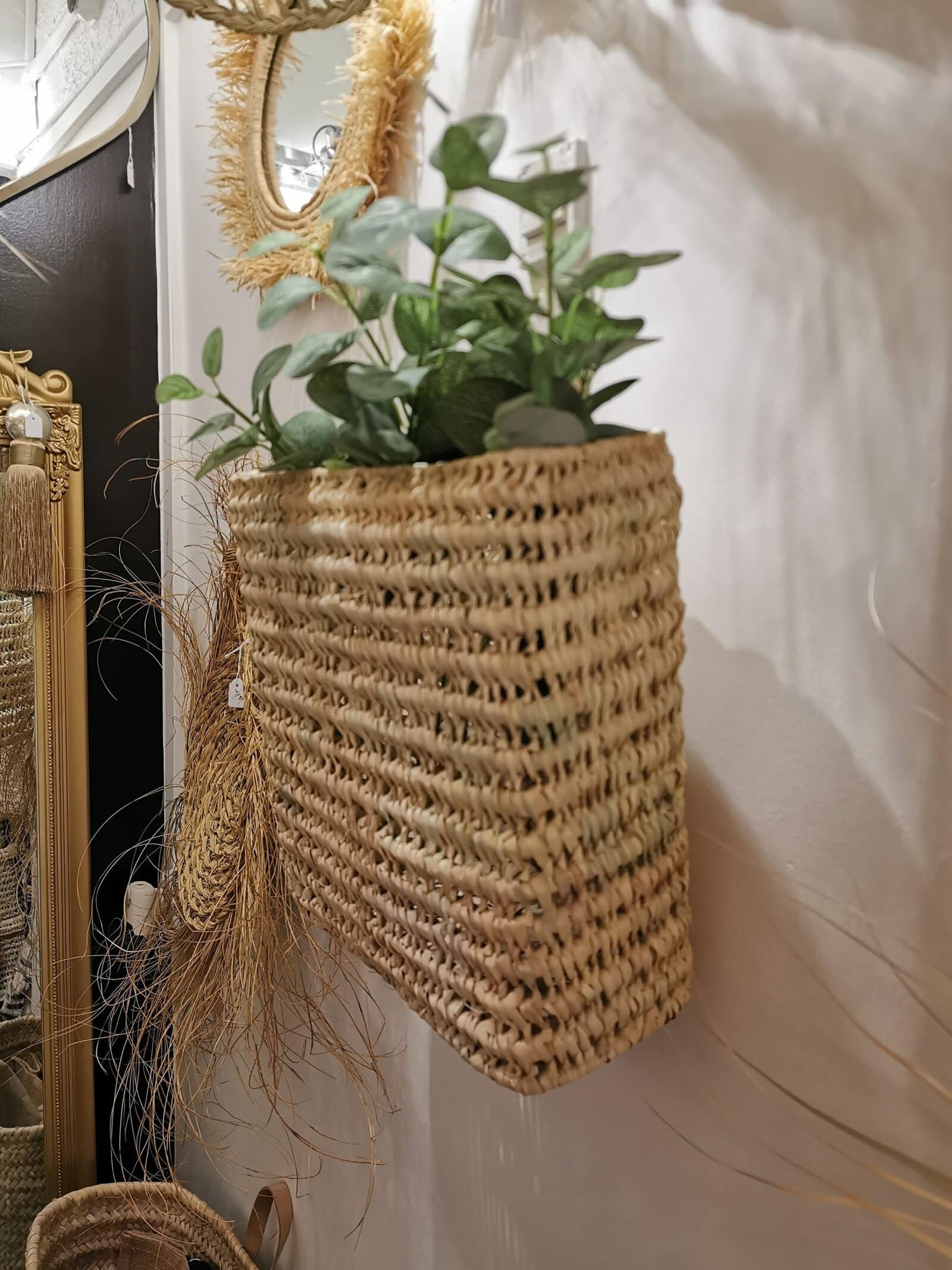 Panier suspendu artisanal - paille & cuir – Image 2