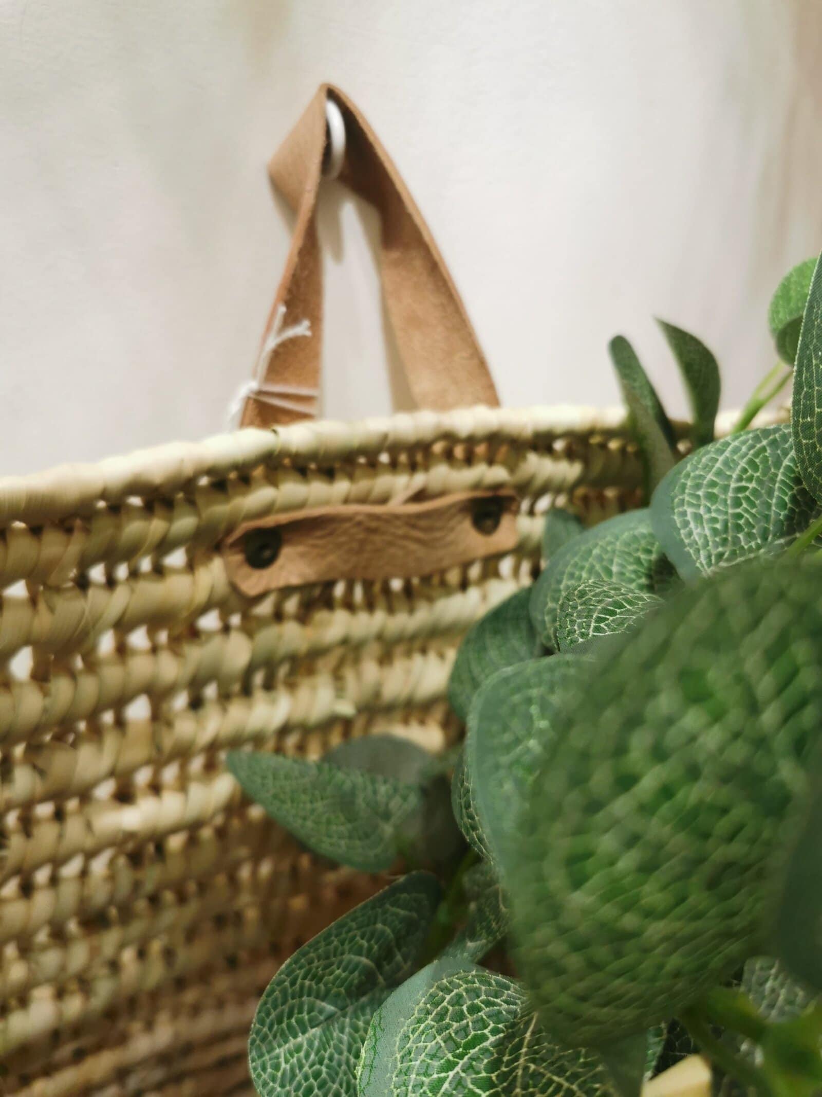 Panier suspendu artisanal - paille & cuir – Image 3