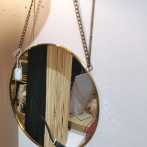 miroir suspendu en laiton artisanal marocain Ibeldi Souk décoration murale dorée