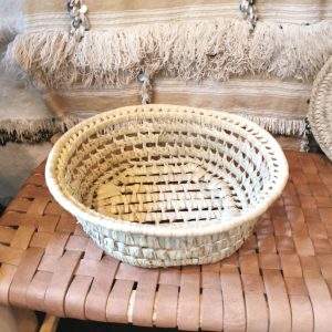 Panière ronde en feuille de palmier – fabrication artisanale marocaine – Ibeldi Souk