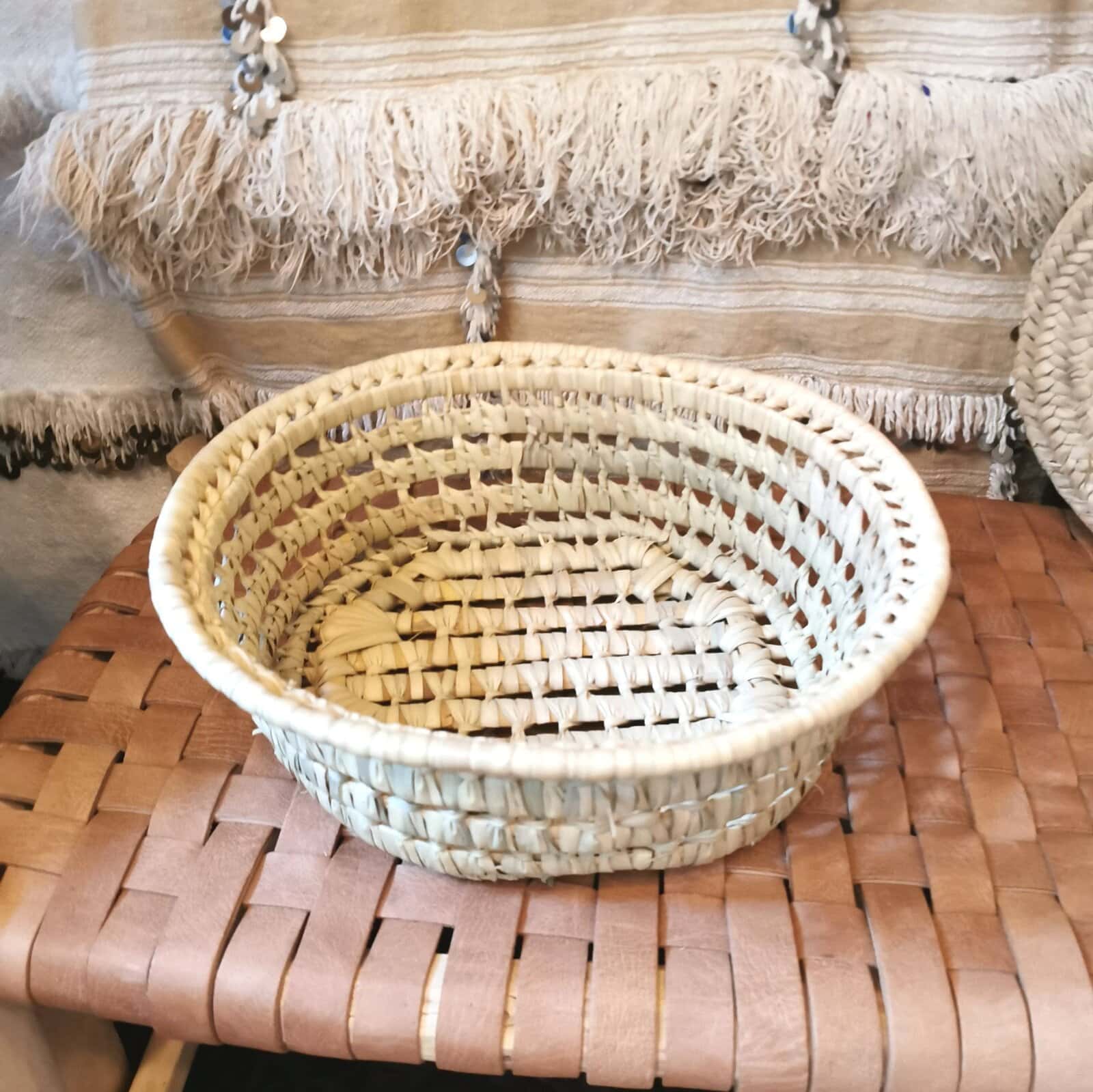 Panière ronde en feuille de palmier – fabrication artisanale marocaine – Ibeldi Souk