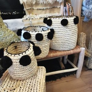 Panière à pompons noirs - fibres naturelles