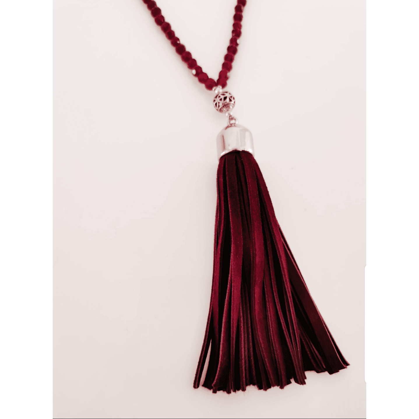 Sautoir Aïnara – Perles de verre bordeaux brillant & pompon cuir