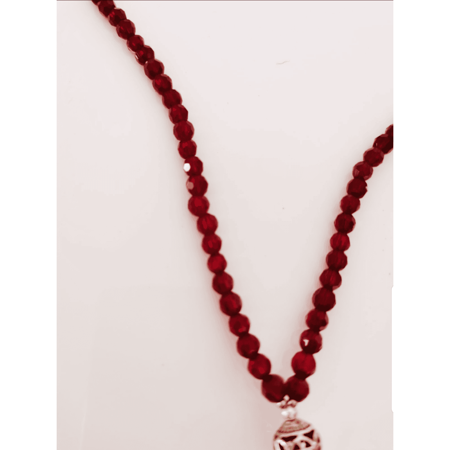 Sautoir Aïnara – Perles de verre bordeaux brillant & pompon cuir – Image 2