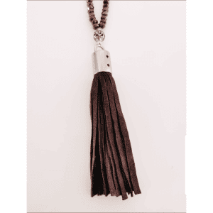 Sautoir Aïnara – Perles de verre gris foncé brillant & pompon cuir