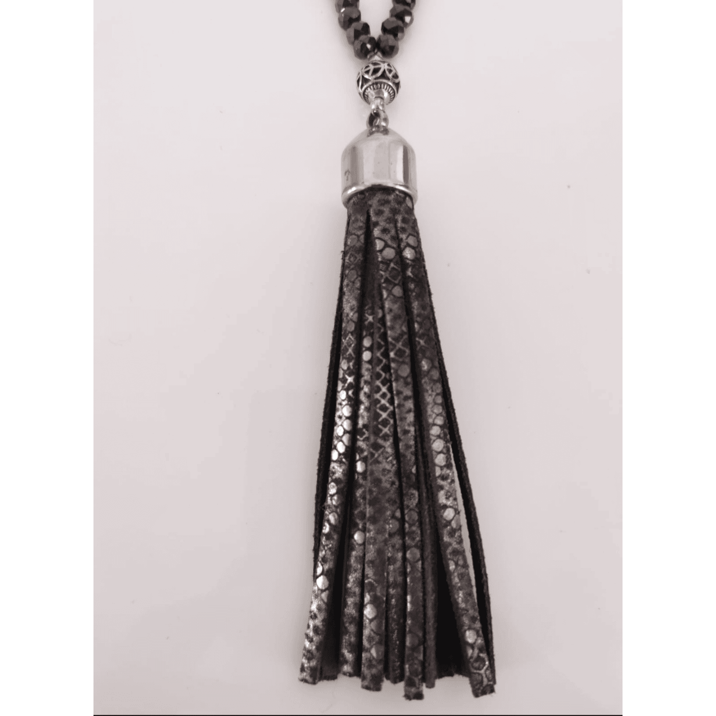 Sautoir Aïnara – Perles de verre gris foncé brillant & pompon cuir – Image 2