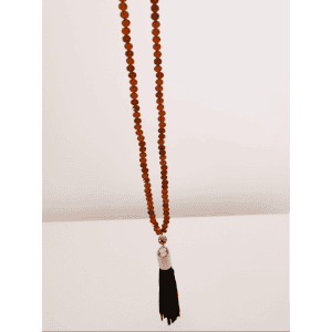 Sautoir Aïnara – Perles de verre marron clair & pompon cuir