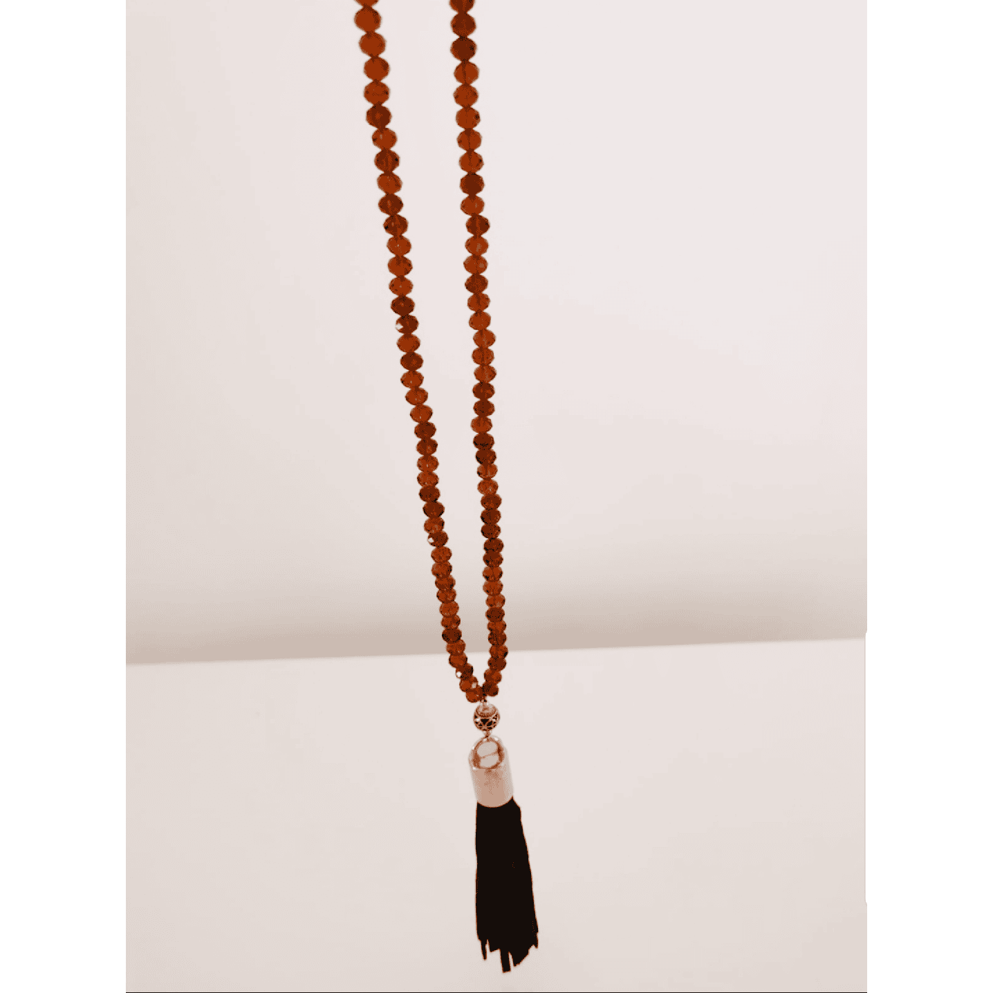 Sautoir Aïnara – Perles de verre marron clair & pompon cuir