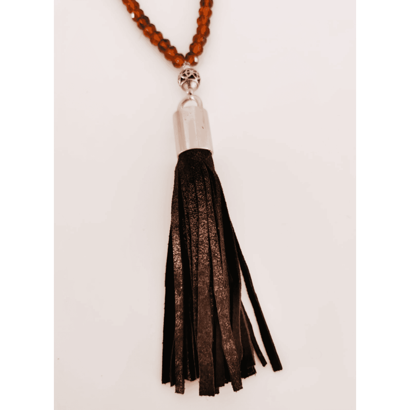 Sautoir Aïnara – Perles de verre marron clair & pompon cuir – Image 3