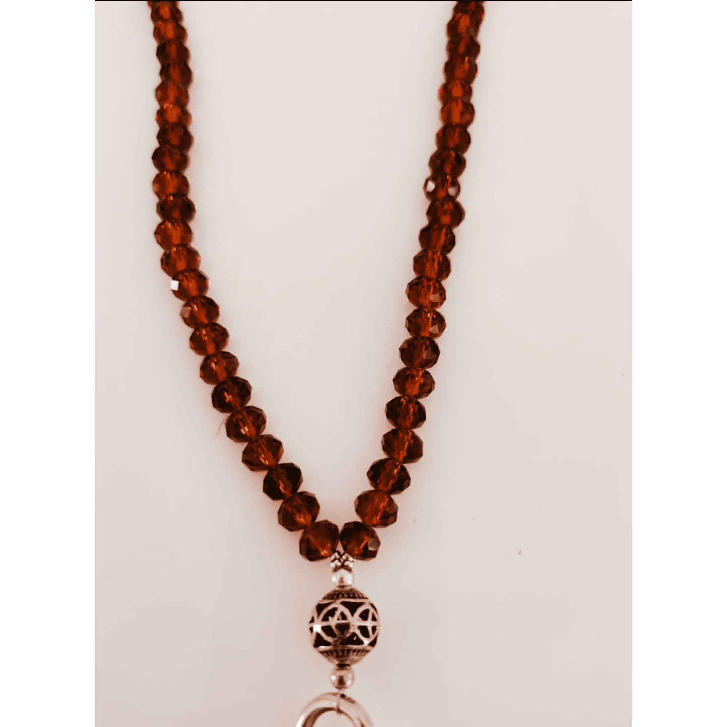 Sautoir Aïnara – Perles de verre marron clair & pompon cuir – Image 2