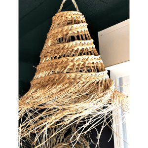 Suspension ajourée Lina en doum tressé Ibeldi Souk luminaire artisanal marocain
