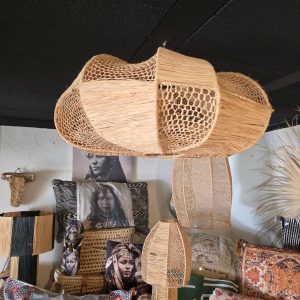 Suspension Nahla en fibre naturelle tressée Ibeldi Souk luminaire artisanal marocain