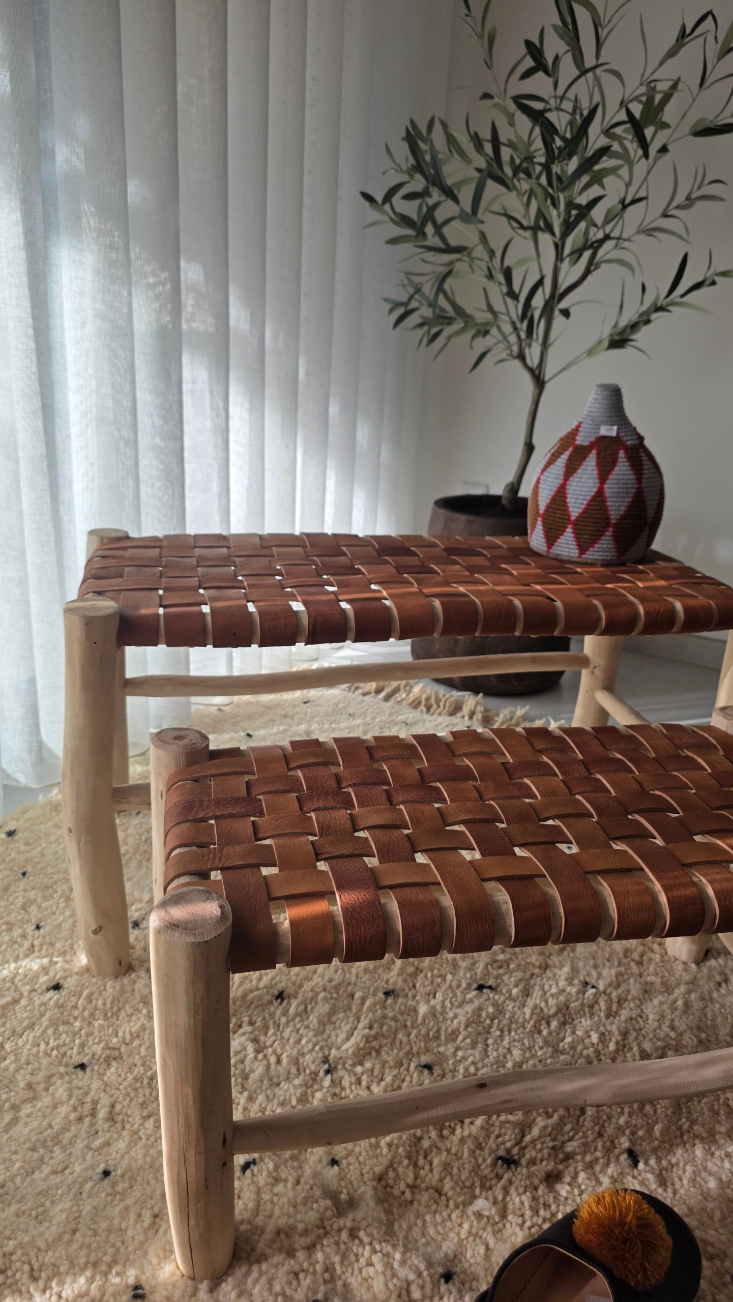 Banc artisanal - bois & cuir tressé (2 tailles) – Image 2