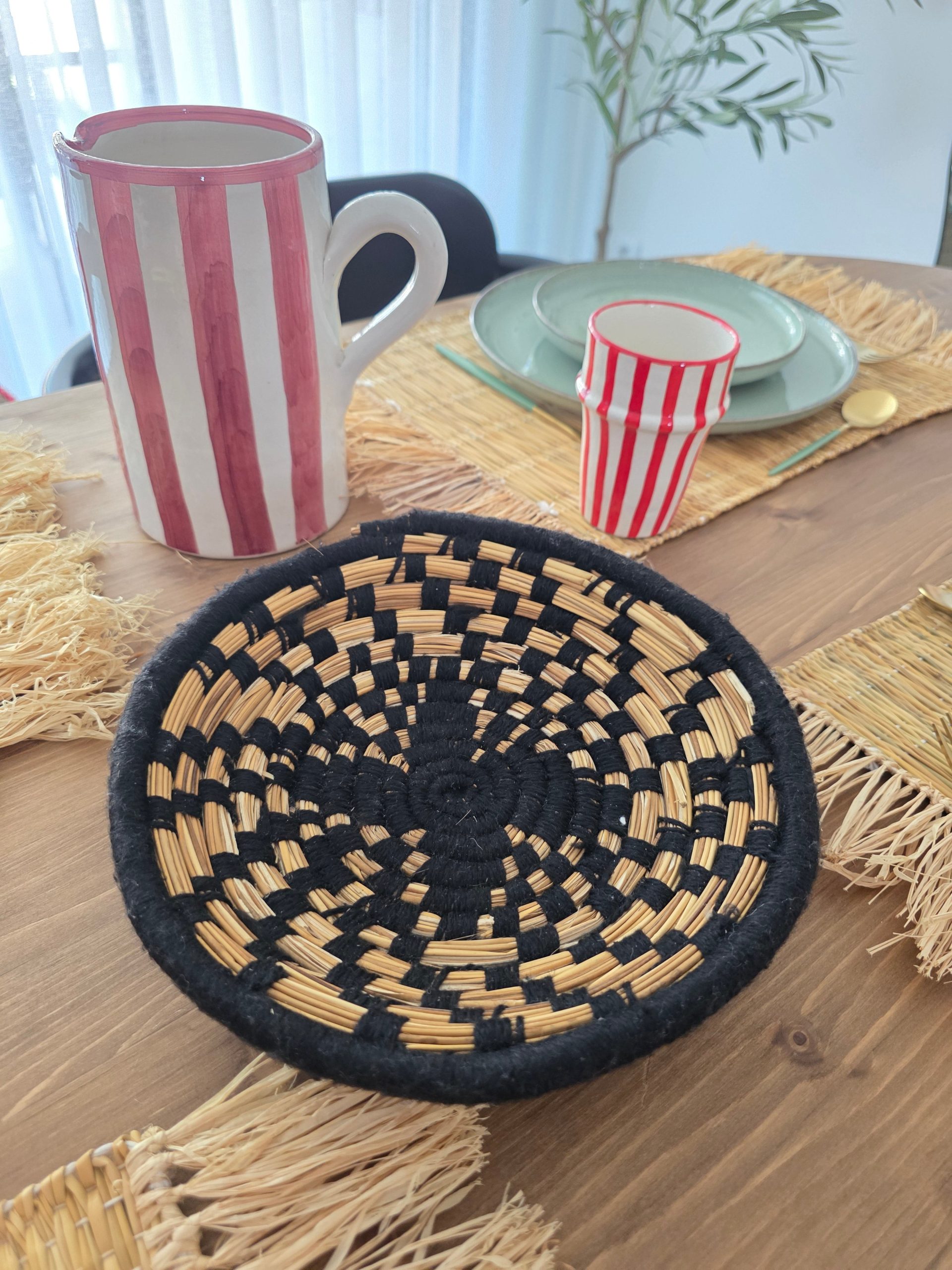 Corbeille tressée - feuille de palmier (noir & naturel) – Image 2