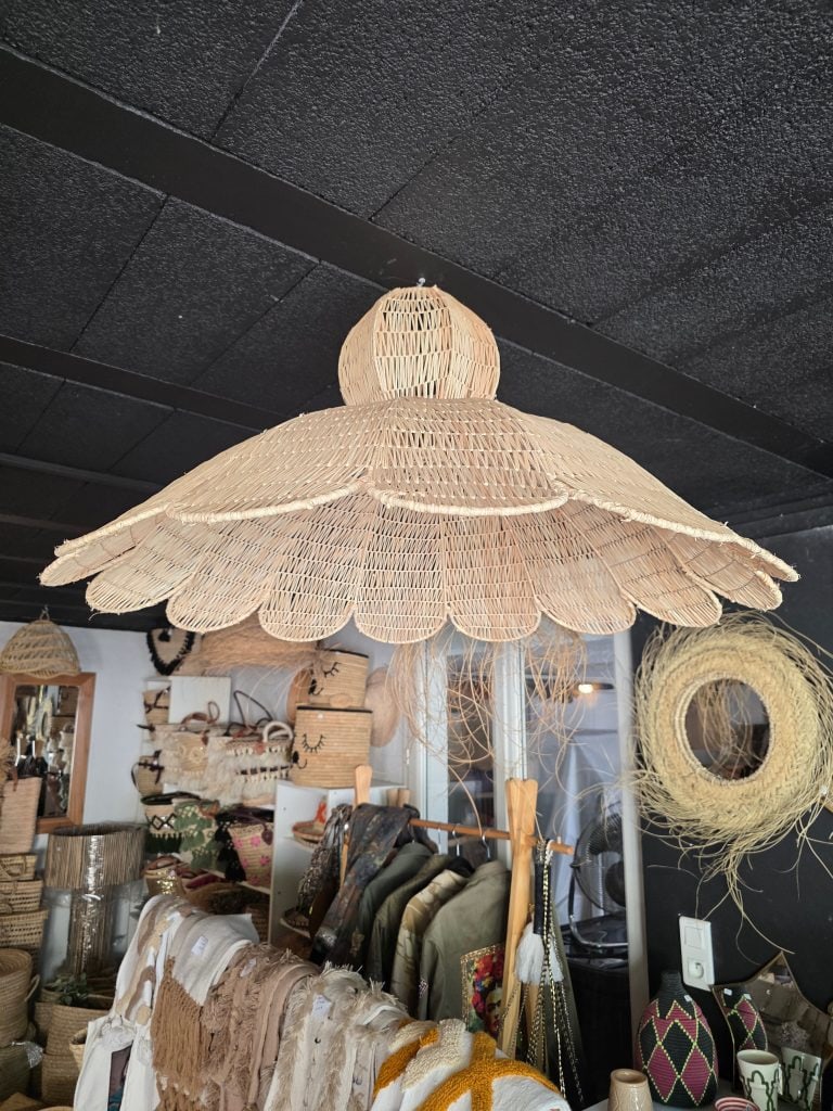 Suspension Layla en fibres naturelles tressées à pétales Ibeldi Souk luminaire artisanal marocain