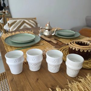 Lot de 4 petits verres sculptés - céramique artisanale blanche