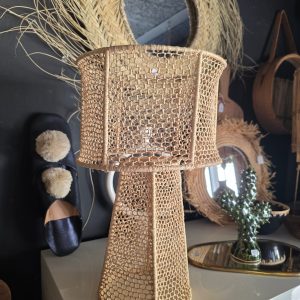 Lampe à poser Assiya en fibre naturelle tressée Ibeldi Souk luminaire artisanal marocain
