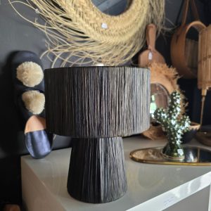 Lampe Nouria noire en fibre naturelle tressée Ibeldi Souk luminaire artisanal marocain