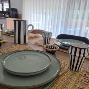 Carafe artisanale - céramique blanche & rayures noires