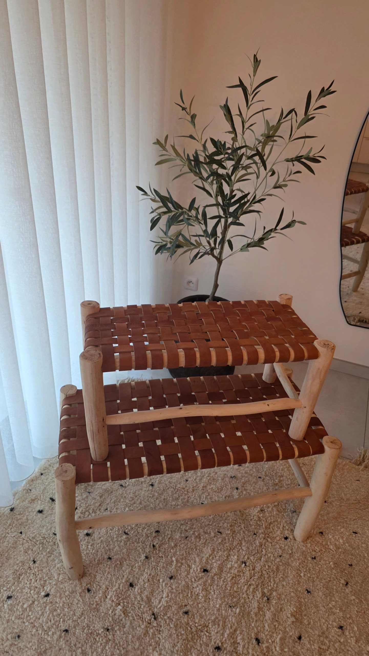 Banc artisanal - bois & cuir tressé (2 tailles) – Image 4