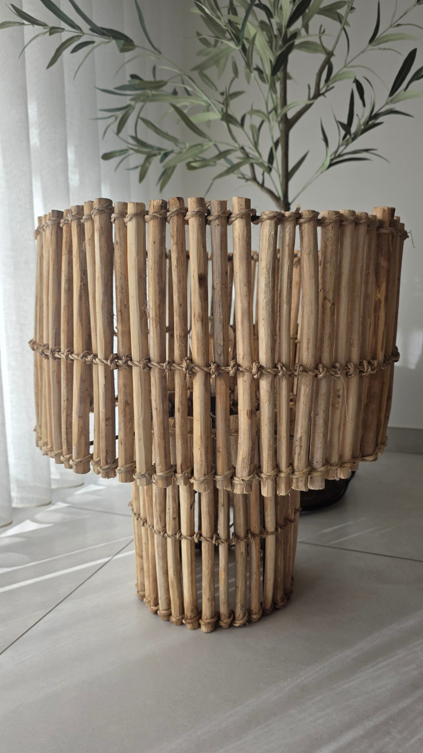 Lampe artisanale en bois naturel – 53 cm, fabrication marocaine en bois tressé