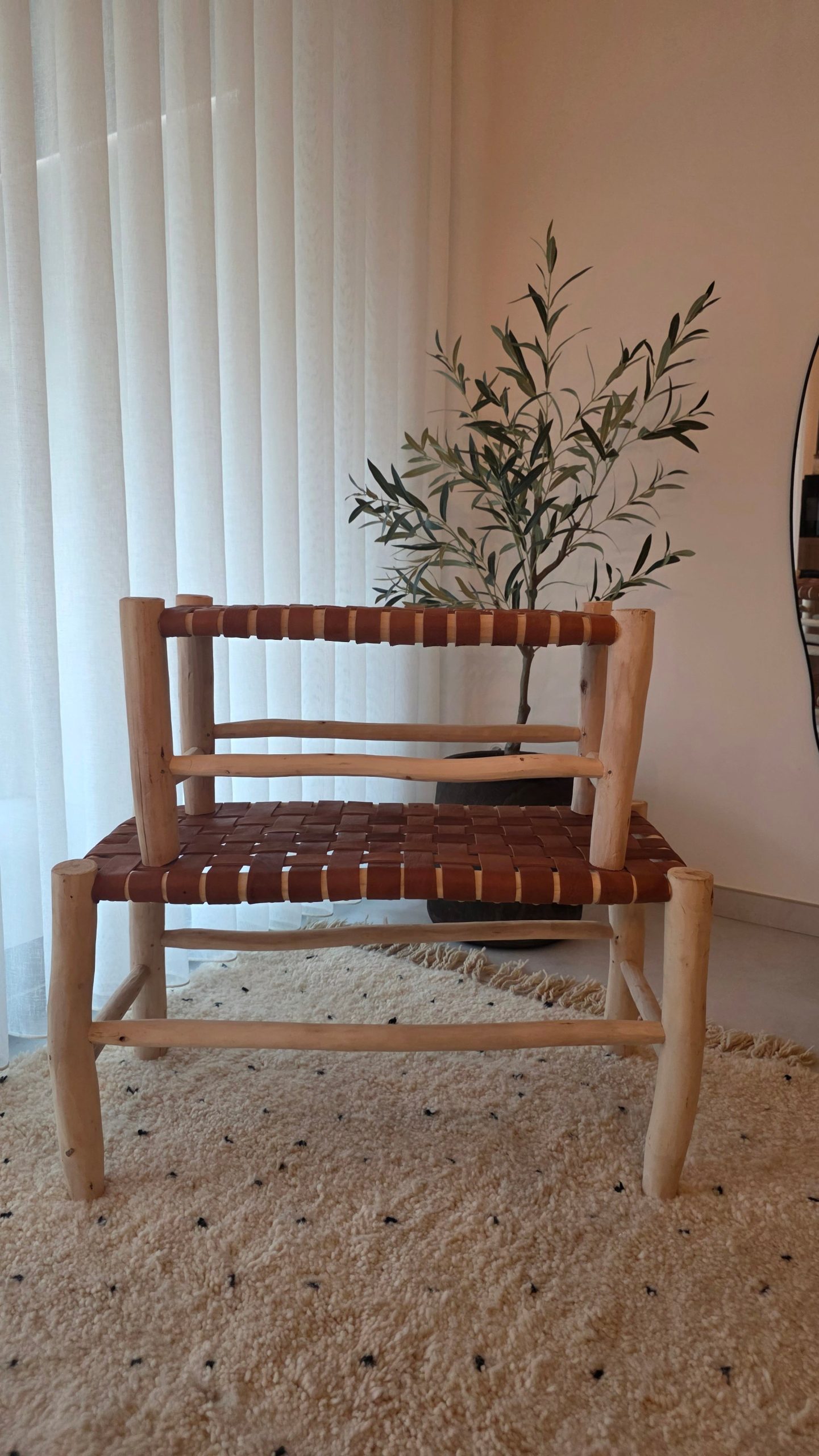 Banc artisanal - bois & cuir tressé (2 tailles) – Image 5