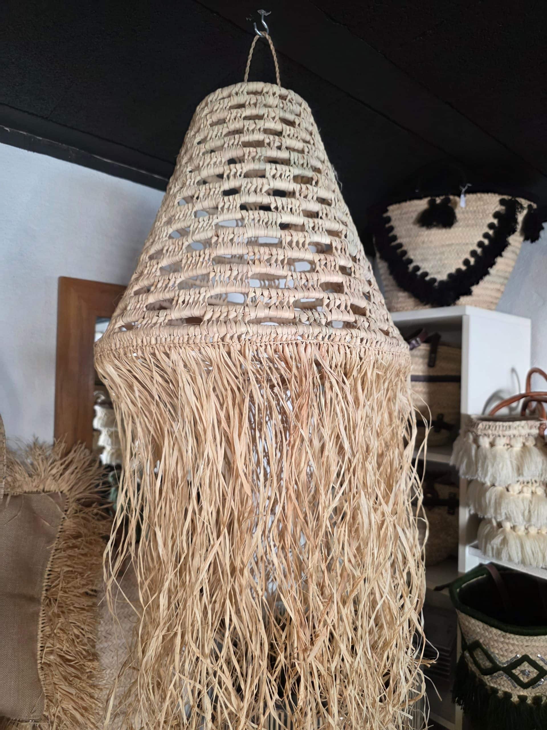 Suspension Alya M en fibre naturelle tressée Ibeldi Souk luminaire artisanal marocain