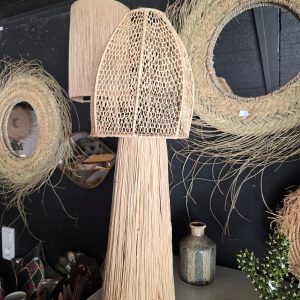 Lampe à poser Salma en fibre naturelle ajourée Ibeldi Souk luminaire artisanal marocain
