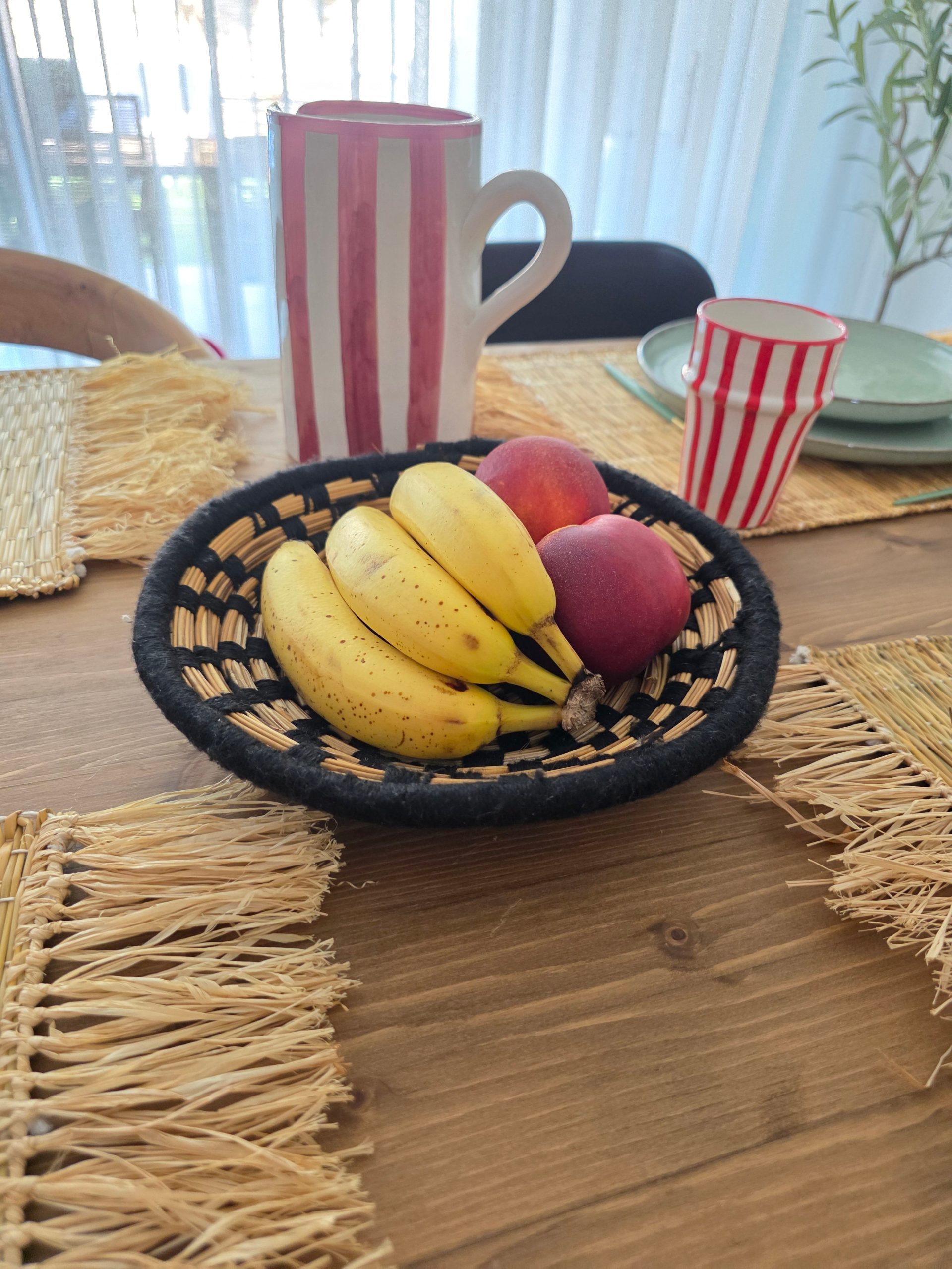 Corbeille tressée - feuille de palmier (noir & naturel)