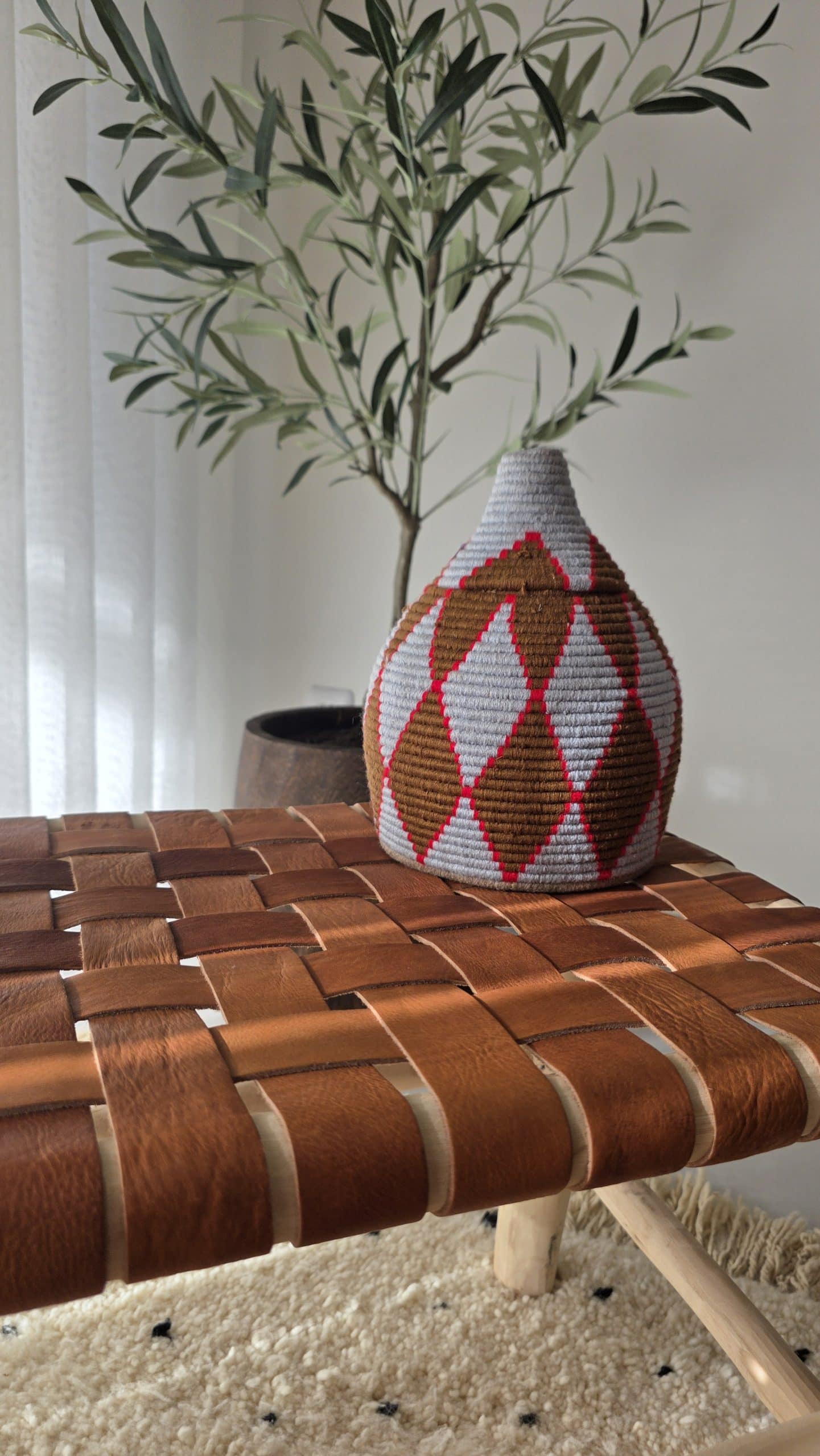 Corbeille berbère - fibre naturelle tressée (Motifs géométriques)