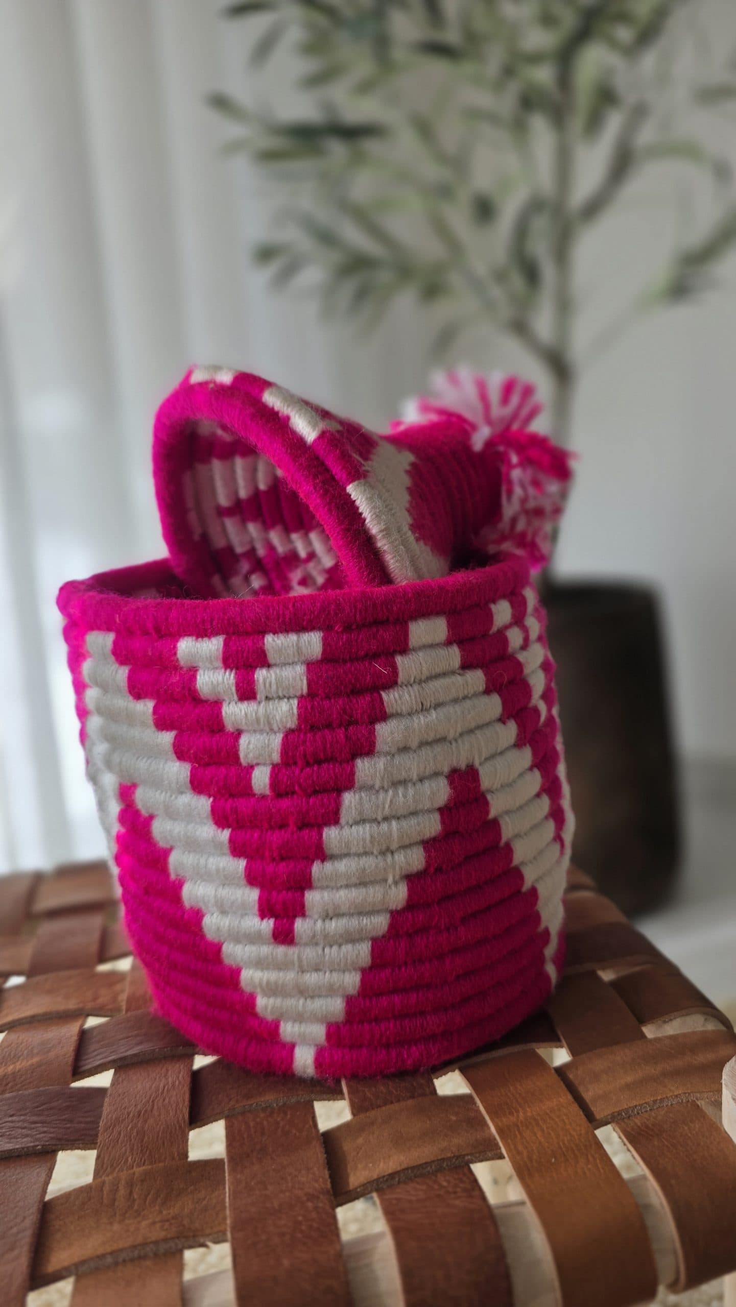 Corbeille berbère - en fibre naturelle tressée (Rose) – Image 3
