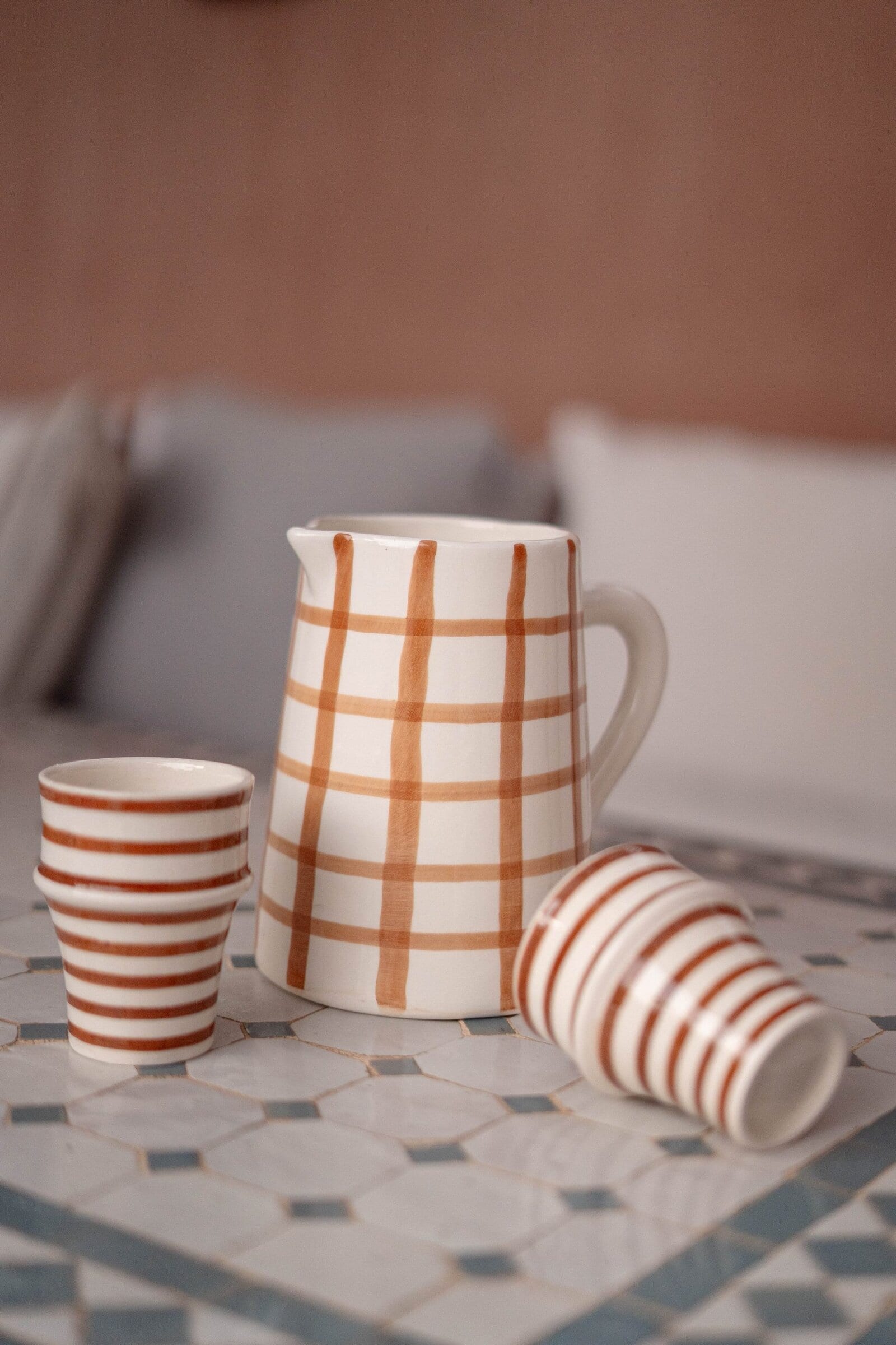 Carafe artisanale - céramique blanche & quadrillage marron