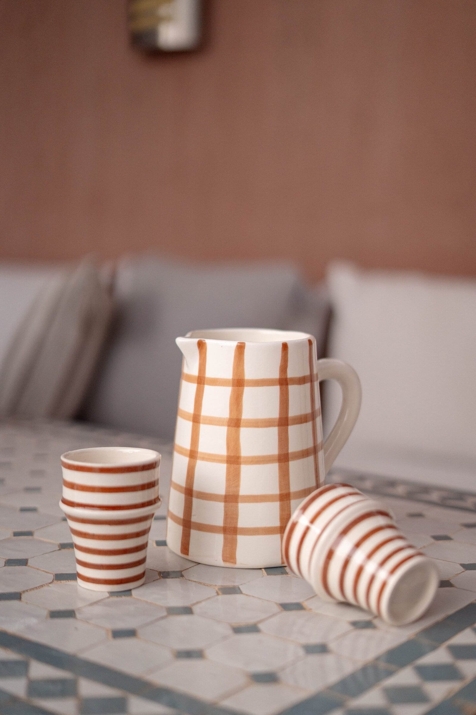 Carafe artisanale - céramique blanche & quadrillage marron – Image 2