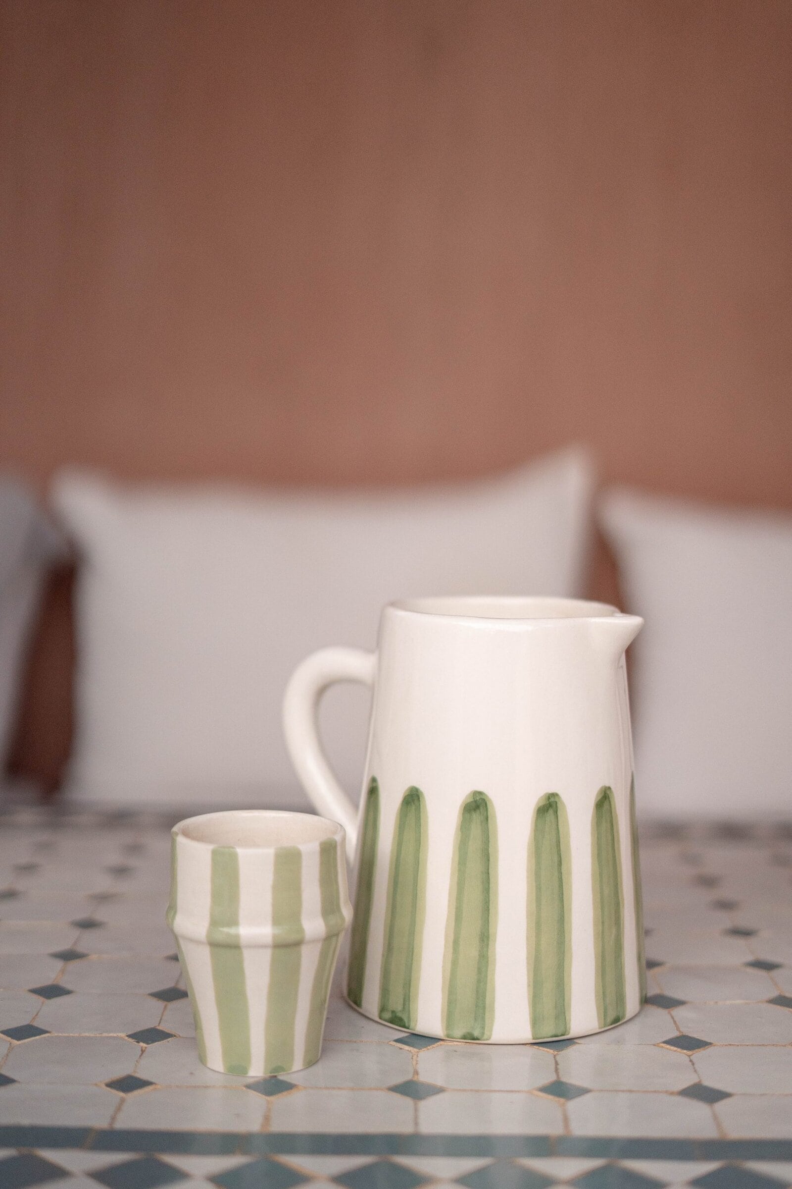 Carafe artisanale - céramique blanche & rayures vert sauge – Image 2