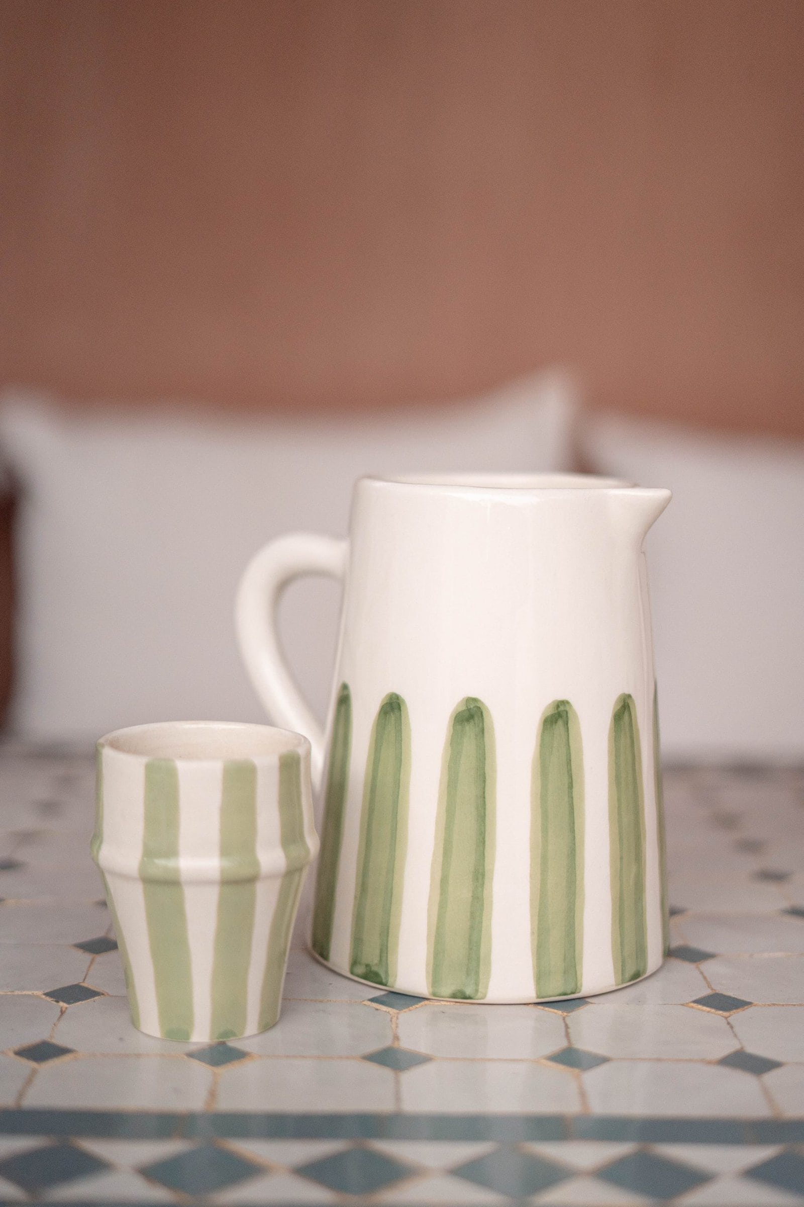 Carafe artisanale - céramique blanche & rayures vert sauge